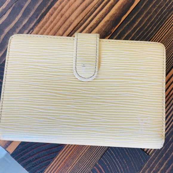 Louis Vuitton Yellow Epi Leather Kiss Lock Bifold Wallet/Coin Purse - Picture 5 of 11